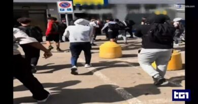 Modena, cinquanta studenti razziano un supermercato e postano i video sui social