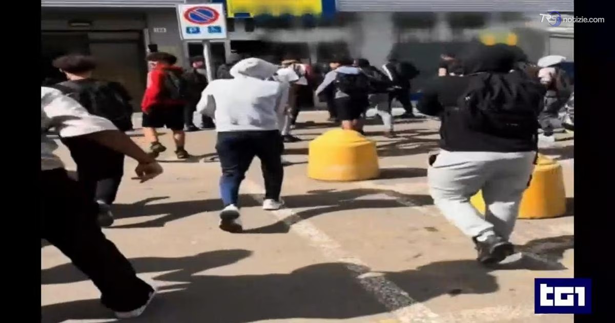 Modena, cinquanta studenti razziano un supermercato e postano i video sui social