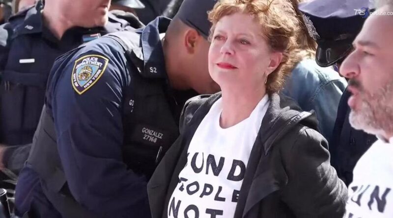 Proteste Pro-Pal, il momento in cui Susan Sarandon viene fermata dalla polizia
