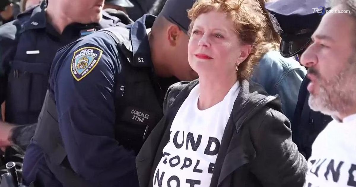Proteste Pro-Pal, il momento in cui Susan Sarandon viene fermata dalla polizia
