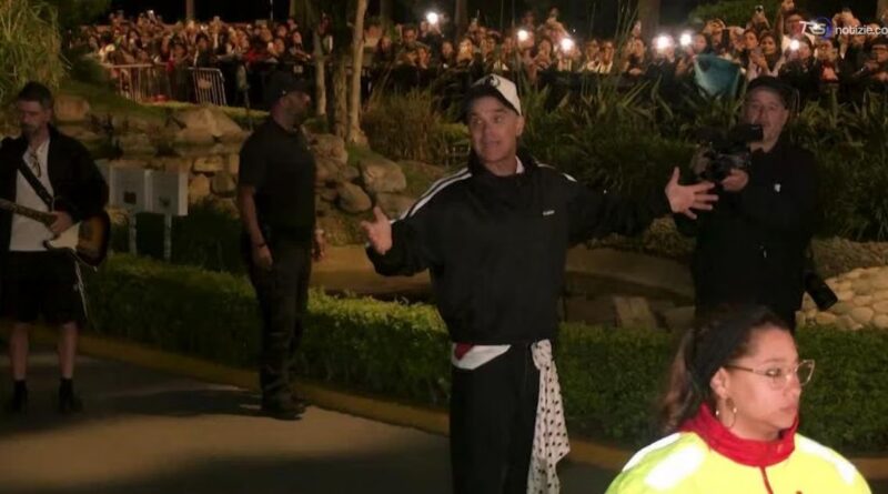 Concerto annullato a Lima, Robbie Williams canta in strada per i suoi fan