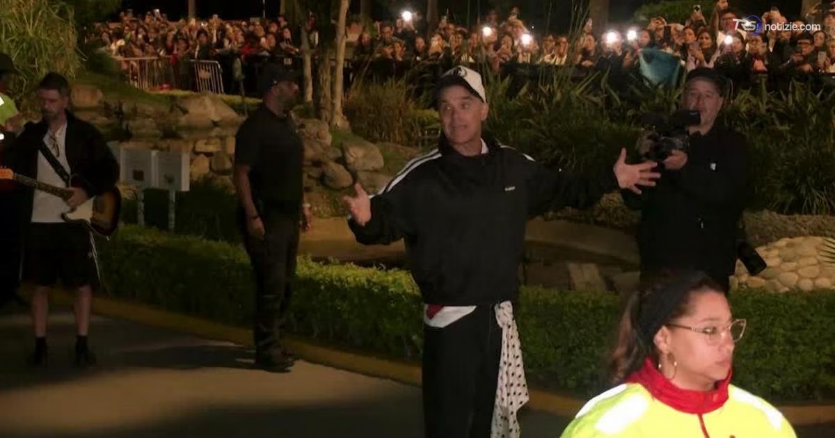 Concerto annullato a Lima, Robbie Williams canta in strada per i suoi fan