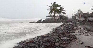 L'uragano Polo sfernza la costa del Messico: la forza del mare ha travolto tutto