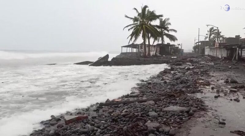 L'uragano Polo sfernza la costa del Messico: la forza del mare ha travolto tutto