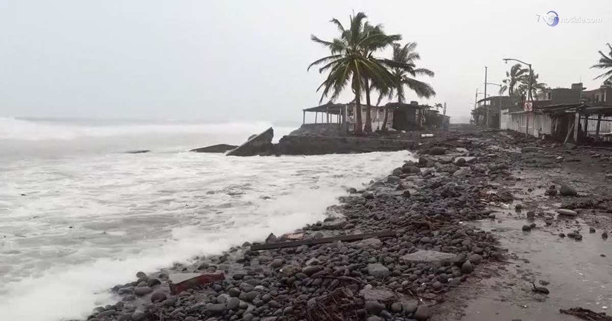 L’uragano Polo sfernza la costa del Messico: la forza del mare ha travolto tutto
