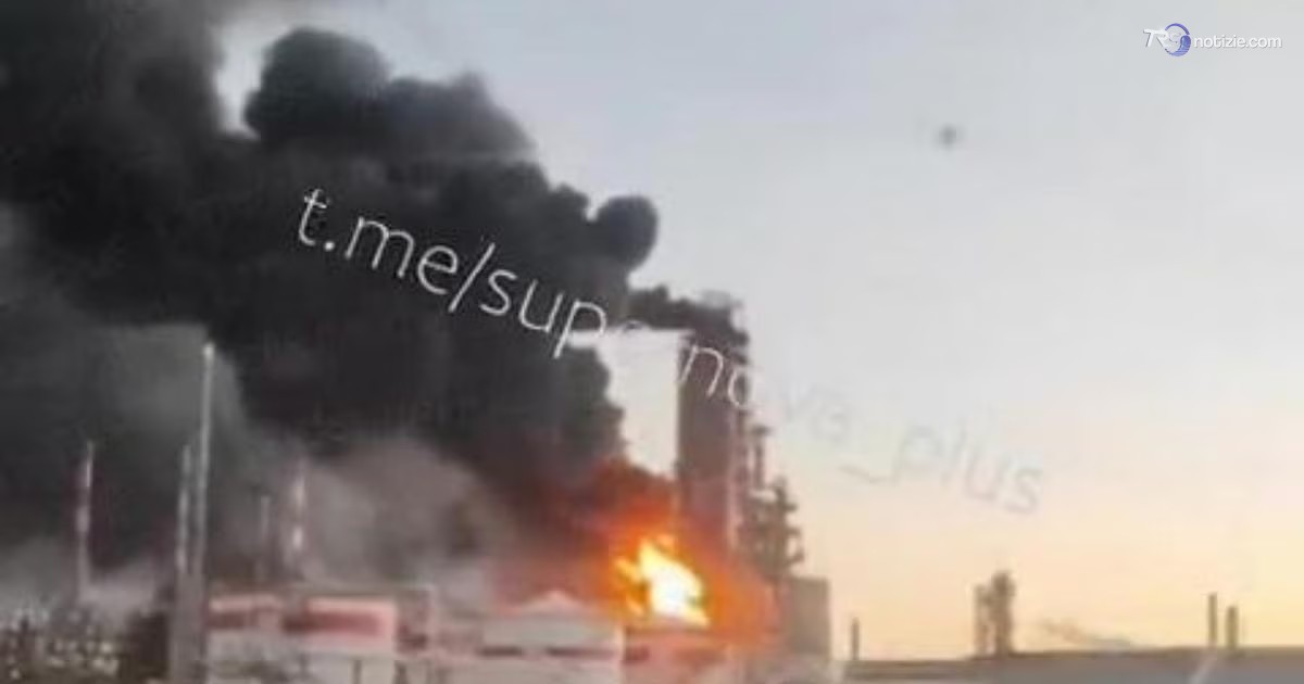 Fiamme nella gigantesca raffineria russa: droni ucraini sulla Lukoil-Permnefteorgsintez
