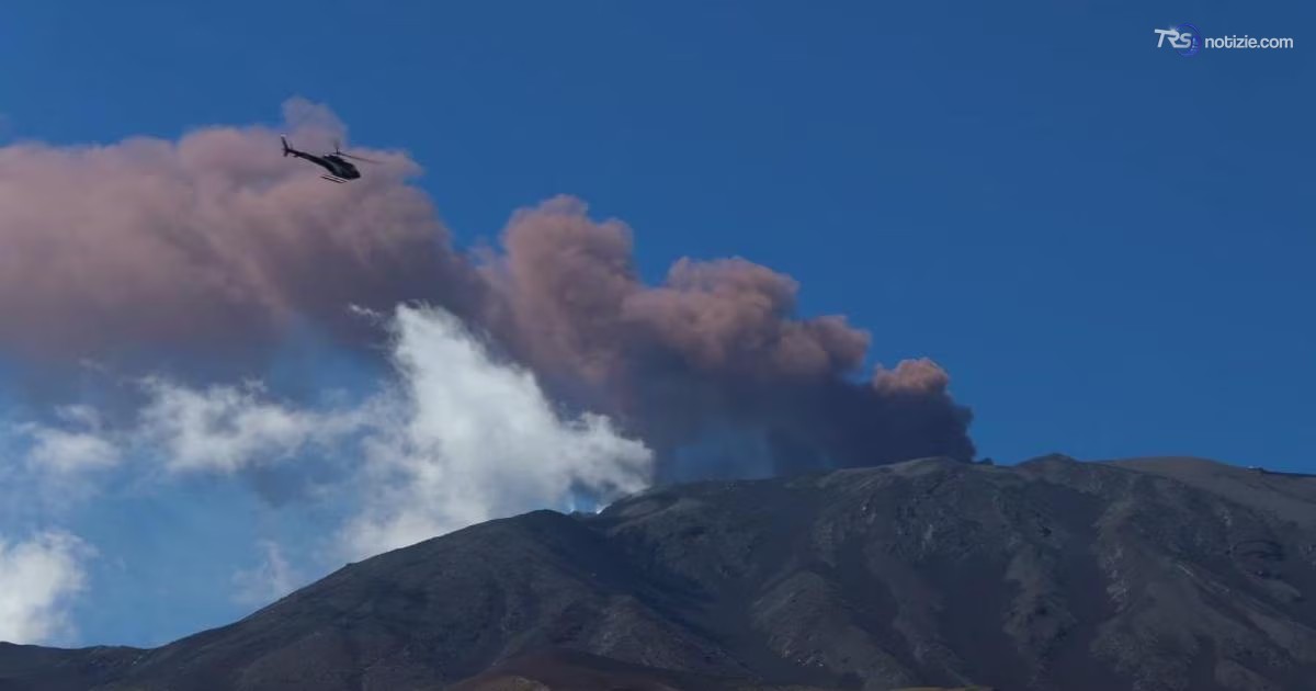 Etna, allerta rossa per i voli. Elicottero sorvola sul pennacchio di fumo del vulcano