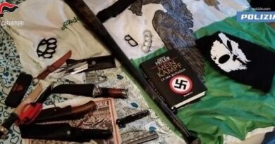 Esaltavano suprematisti e proponevano attentati, 14 minori perquisiti. Trovati anche dei coltelli
