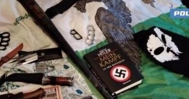 Bandiere naziste, coltelli e un fucile: perquisizioni in varie città in casa di molti minorenni