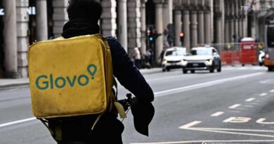 Violento scontro con una bici elettrica: muore rider Glovo
