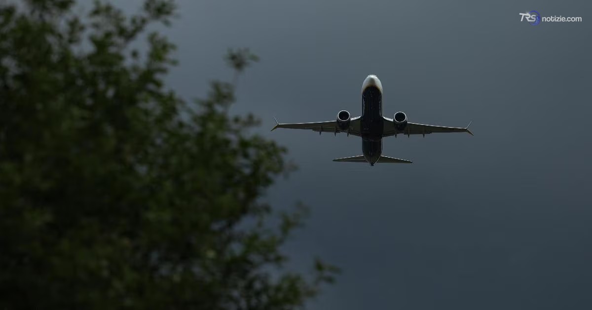 Il volo Pisa-Prestwick atterra con l’1% di carburante: cosa è successo
