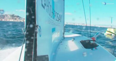 Vela, la lenta velocià nel Golfo di Napoli tra squali e 'missili del vento'