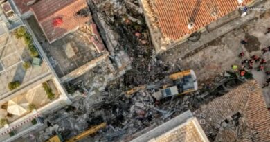 Atene, crolla edificio in centro: 6 dispersi, ci sono turisti
