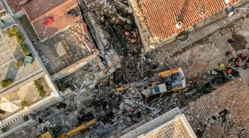 Atene, crolla edificio in centro: 6 dispersi, ci sono turisti