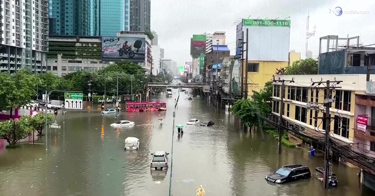Bangkok sommersa dalla pioggia, traffico in tilt e cittadini evacuati