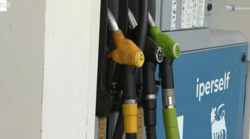 Caro carburanti, autotrasportatori pronti a 5 giorni di stop. Lunedì al via il tetto Eni
