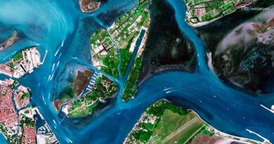 I colori brillanti della laguna di Venezia catturati dal satellite Iride