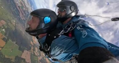 Principe Harry si lancia col paracadute in Canada e mantiene la promessa a un veterano di 102 anni