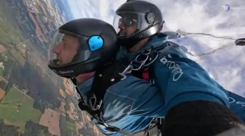 Principe Harry si lancia col paracadute in Canada e mantiene la promessa a un veterano di 102 anni