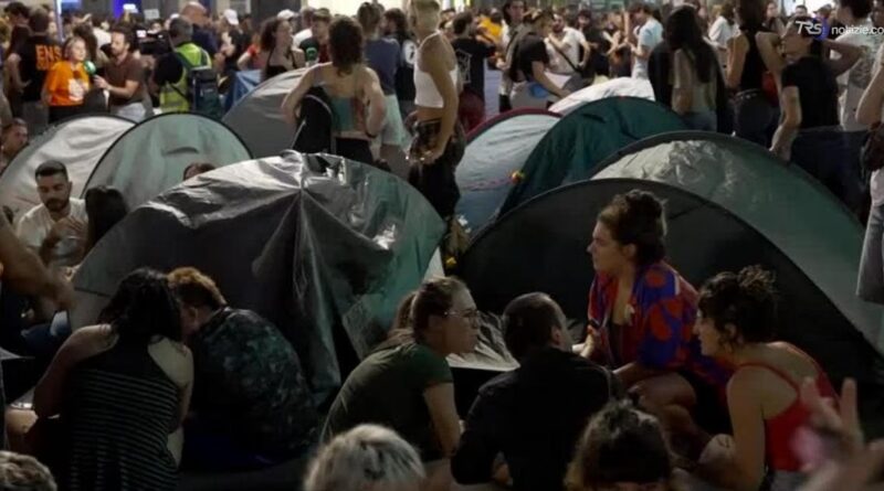 L'accampamento dopo la manifestazione: la protesta a Madrid per il diritto alla casa