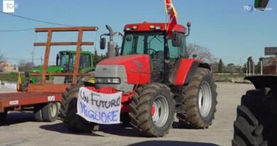 Caro carburanti, al via la protesta dei trattori