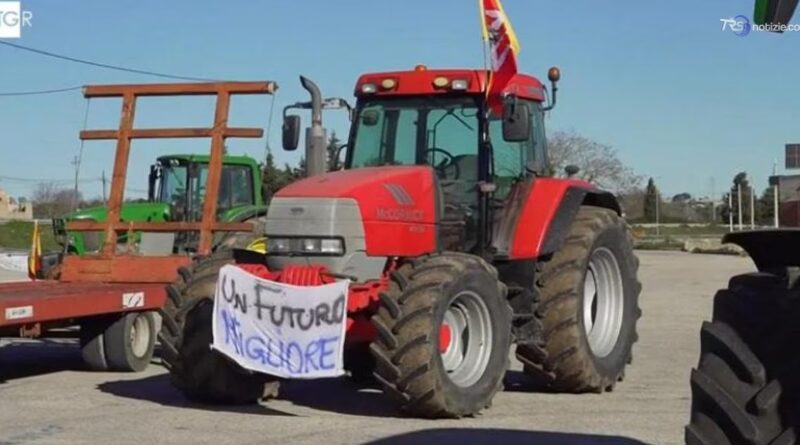 Caro carburanti, al via la protesta dei trattori