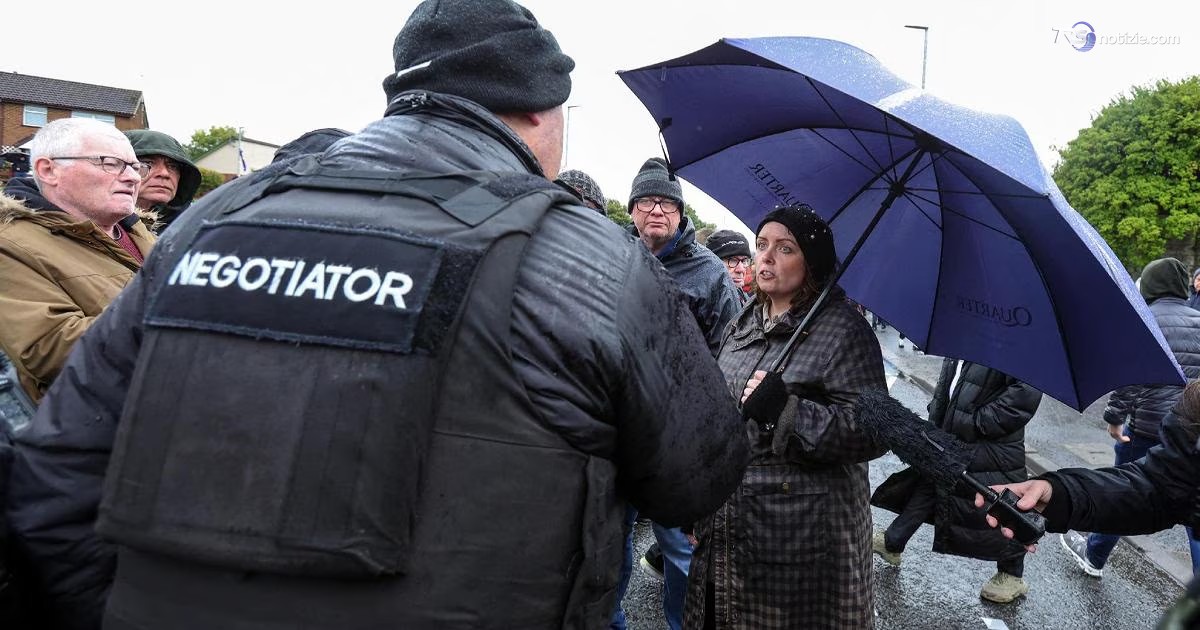 Irlanda del nord, la marcia della discordia: gli orangisti unionisti sfilano tra i repubblicani