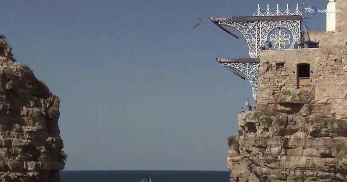 I tuffi dal balcone a picco sul mare: a Polignano l’ultima tappa del Cliff Diving World Series