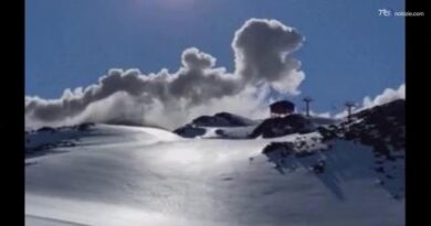Cile, lo sciatore riprende l’eruzione vicino alle piste: la nube di cenere sale per 900 metri