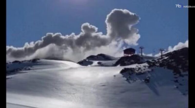 Cile, lo sciatore riprende l’eruzione vicino alle piste: la nube di cenere sale per 900 metri