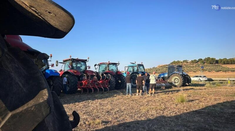 Niscemi, al via la protesta dei trattori contro il caro carburante