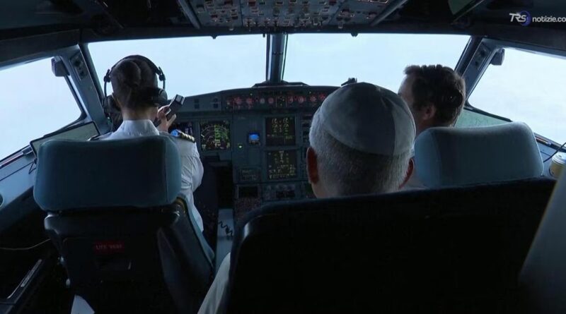 Il fuori programma di papa Leone: sul volo per Metz siede in cabina di pilotaggio