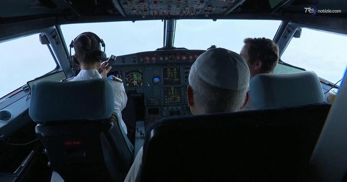 Il fuori programma di papa Leone: sul volo per Metz siede in cabina di pilotaggio