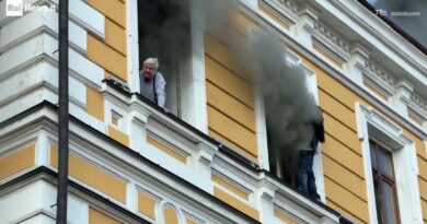 Il video dei salvataggi dalle finestre dell'Accademia delle Scienze di Kiev avvolta dalle fiamme