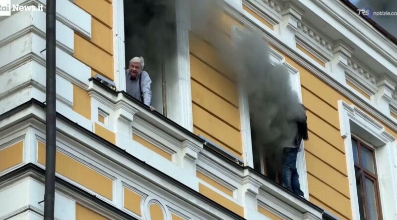 Il video dei salvataggi dalle finestre dell'Accademia delle Scienze di Kiev avvolta dalle fiamme