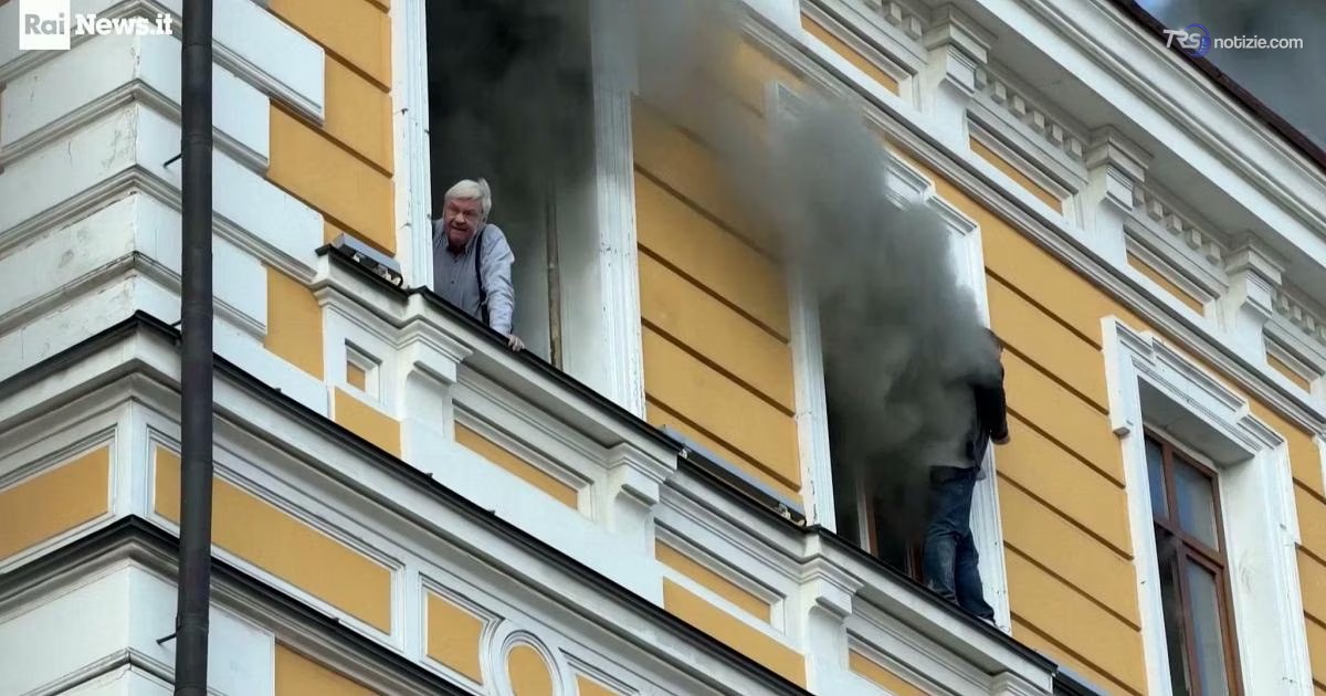 Il video dei salvataggi dalle finestre dell’Accademia delle Scienze di Kiev avvolta dalle fiamme