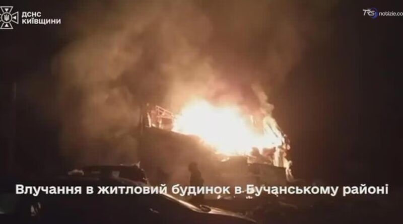 Un incendio avvolge un edificio a Kiev le esplosioni sulla capitale ucraina