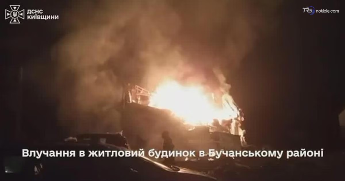 Un incendio avvolge un edificio a Kiev le esplosioni sulla capitale ucraina