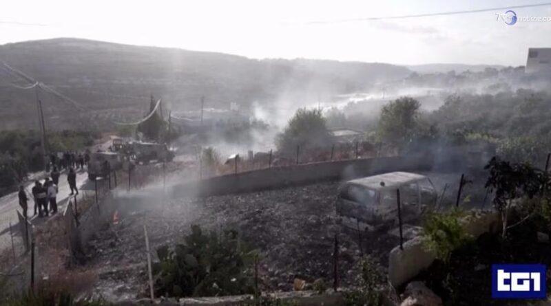 Attacco di coloni in Cisgiordania, 100 gli assalitori. Netanyahu: "Facinorosi, siano perseguiti"