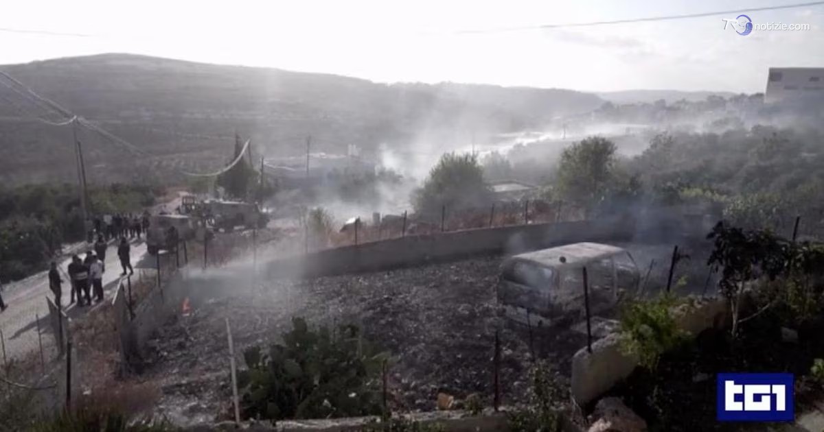 Attacco di coloni in Cisgiordania, 100 gli assalitori. Netanyahu: "Facinorosi, siano perseguiti"