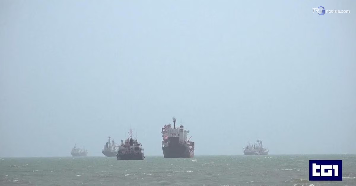 Stretto di Hormuz, riprende il traffico del greggio: avanzano le trattative tra Iran e Usa