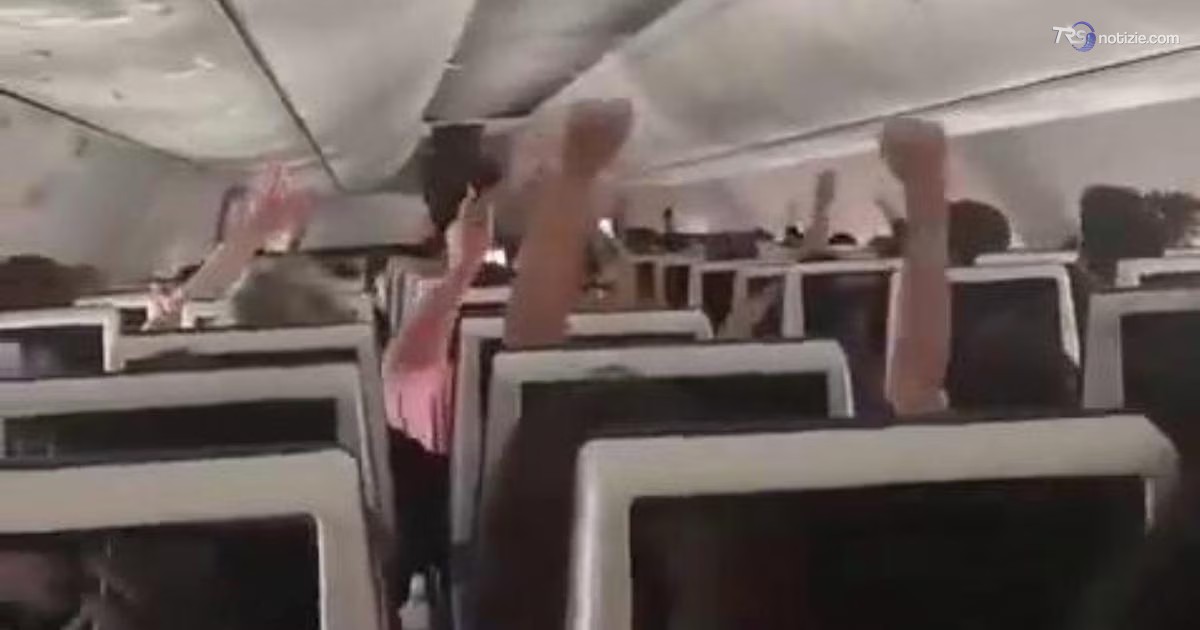 Volo FlyDubai, i passeggeri applaudono durante l'atterraggio