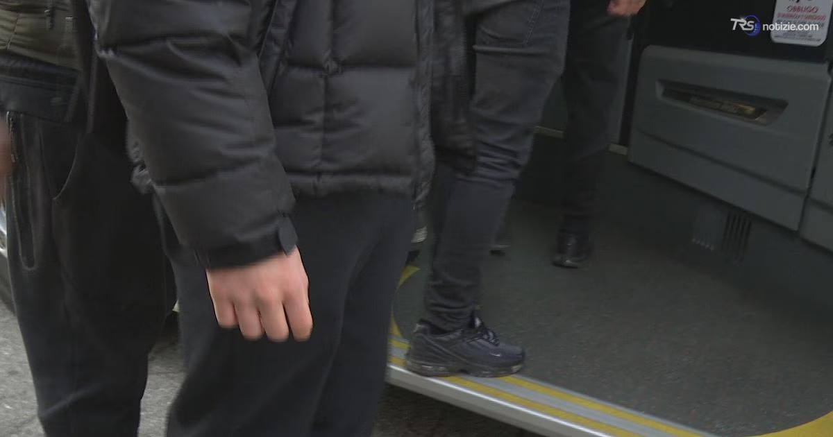 "Faccio salire solo gli Italiani". Bus lascia a piedi 14enne marocchina
