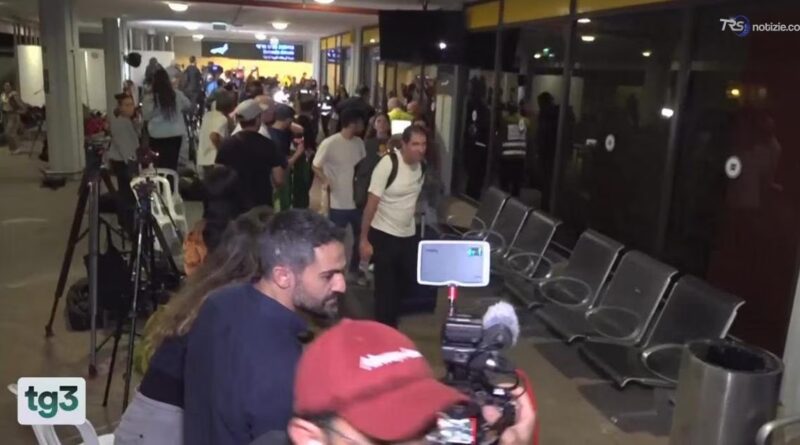 Volo FlyDubai: il pilota è riverso a terra, i passeggeri iniziano a filmare poi l'appello sui social