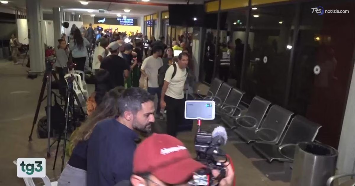 Volo FlyDubai: il pilota è riverso a terra, i passeggeri iniziano a filmare poi l'appello sui social