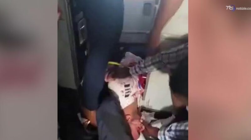Un video dall'aereo mostra comandante coperto di sangue e copilota ferito