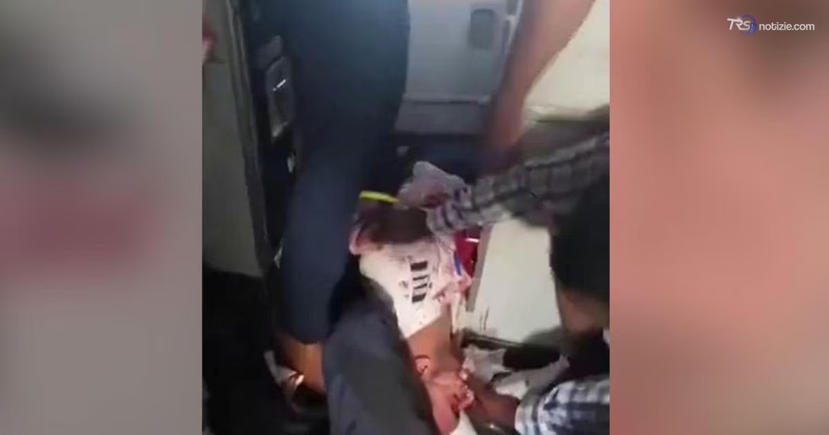 Un video dall'aereo mostra comandante coperto di sangue e copilota ferito