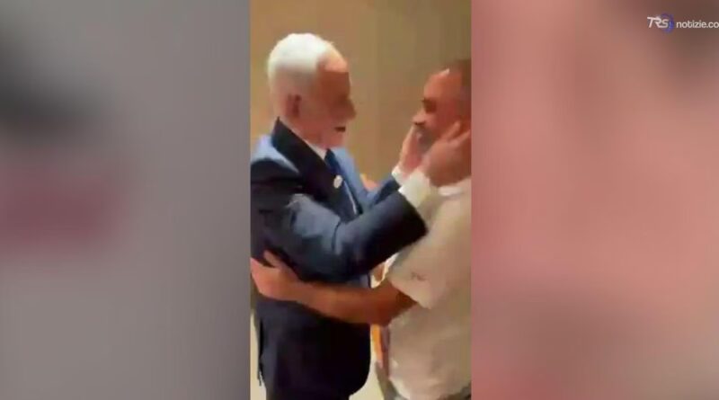 Volo dirottato, Netanyahu incontra il passeggero intervenuto durante l'accoltellamento tra piloti