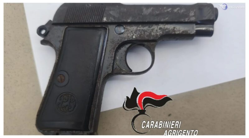 Armi clandestine in auto e droga in casa, ex postino in manette