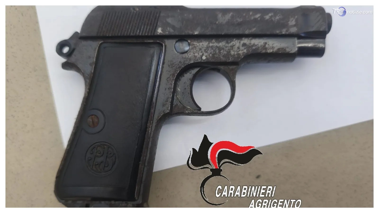 Armi clandestine in auto e droga in casa, ex postino in manette